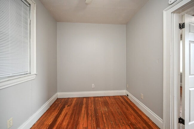 Building Photo - 2125 W Clifton Ave