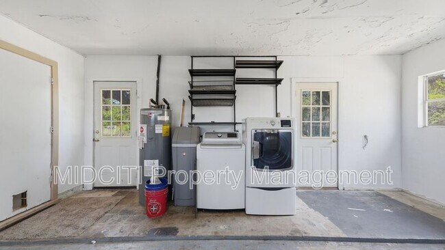 Building Photo - 701 Luehlfing Dr