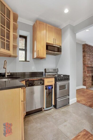 Building Photo - 209 E 25th St