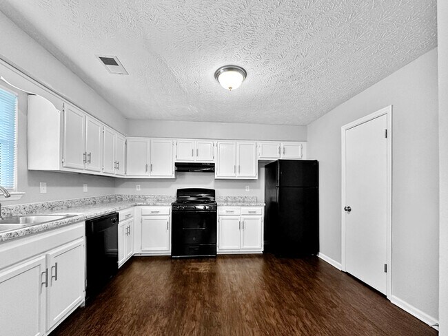 Building Photo - 9289 Forest Knoll Dr