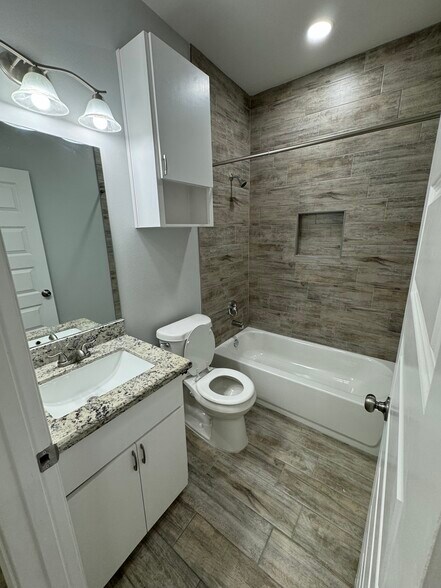 Building Photo - 1401 W Heritage Dr