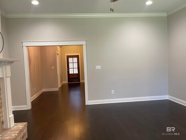 Building Photo - 253 Hawthorne Cir