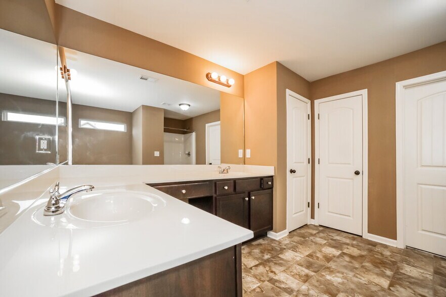 Building Photo - 981 Rock Elm Dr