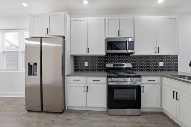 Building Photo - 272 S 22nd St