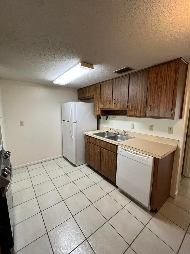 Building Photo - 165 Scottwood Dr SE