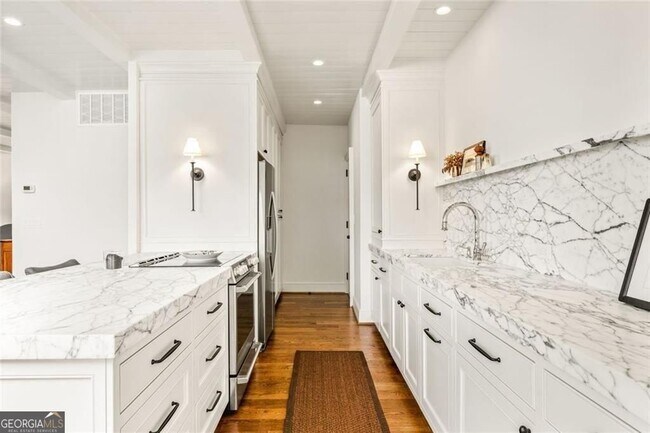 Building Photo - 2575 Peachtree Rd NE