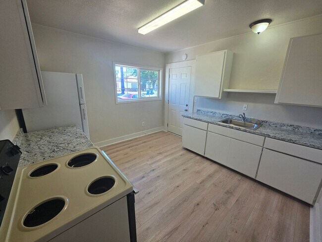 Building Photo - Duplex For Rent in Corning!