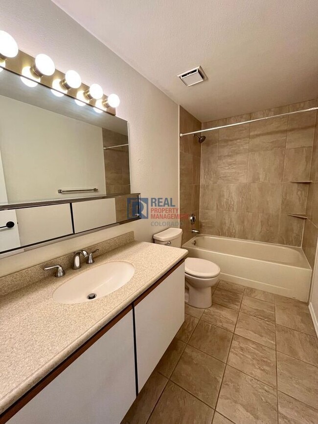 Building Photo - 2229 Villa Rosa Dr