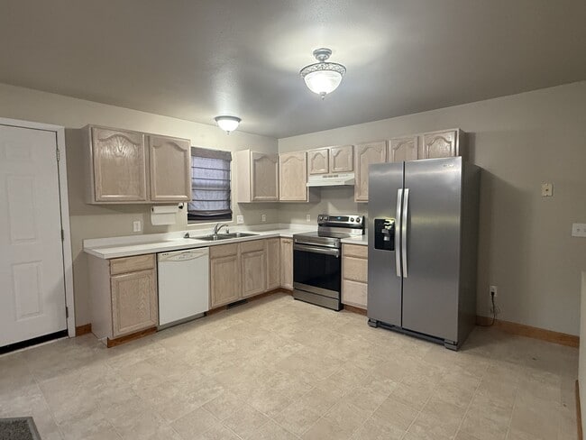 Building Photo - 3390 Canyon Dr