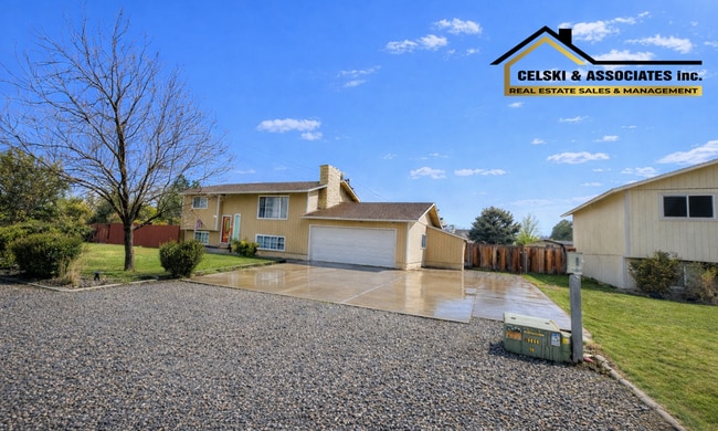 Building Photo - Spacious, Pet-Friendly Home on Half Acre