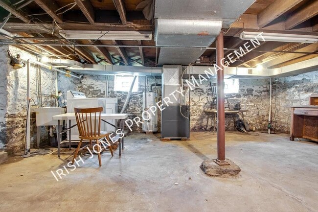 Building Photo - 172 Main St