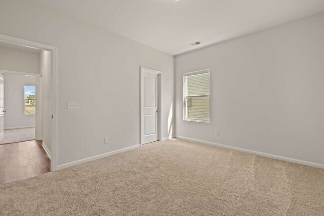Building Photo - "Charming 3-Bed 2-Bath Residence in Telfai...