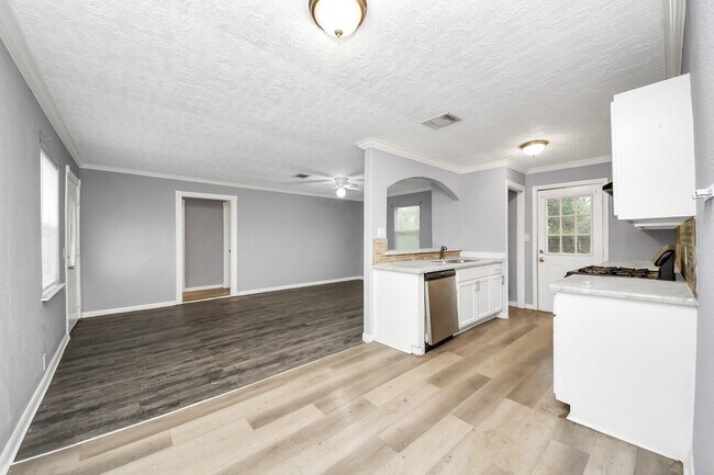 Building Photo - 6817 Anderson St