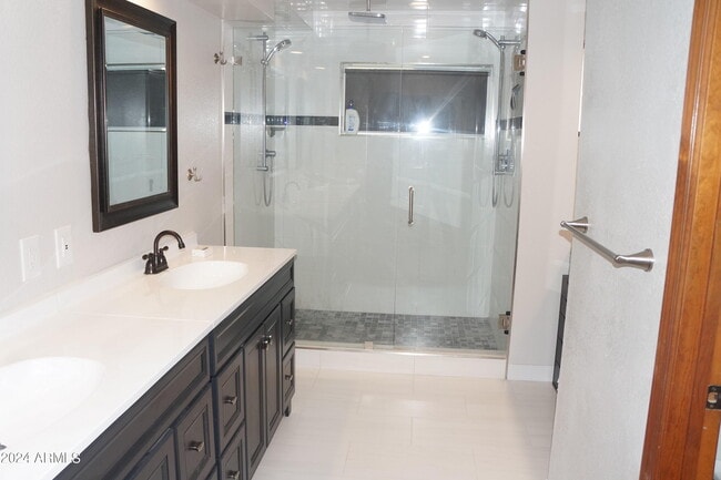 Building Photo - 5756 W Del Rio St