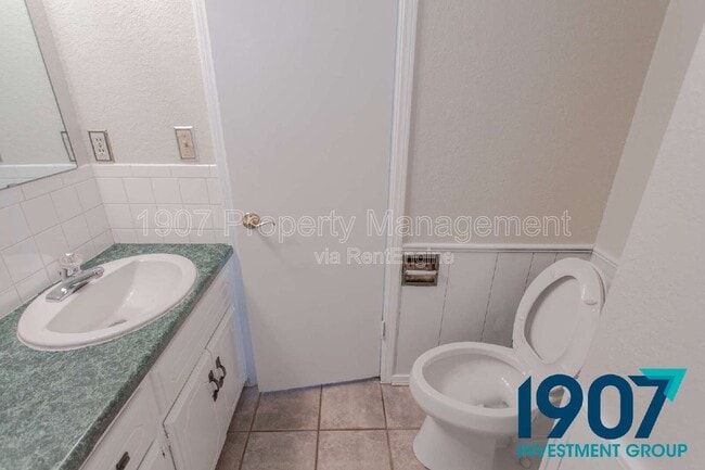 Building Photo - 1008 NW 7th Pl