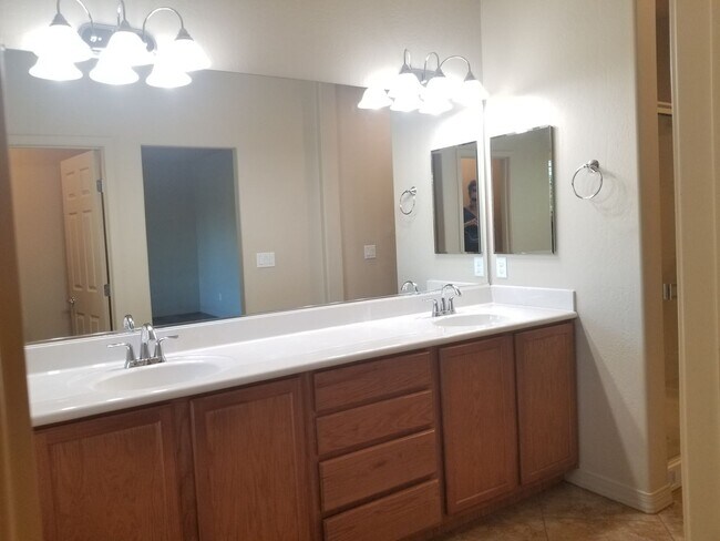 Building Photo - Beautiful, Pet Friendly, Multi-level, 2110 sqft, Luxury Townhouse w/A/C! 3 Bed, 2.5 Bath, + Loft ...