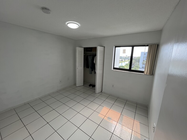 Building Photo - 1820 W 53rd St