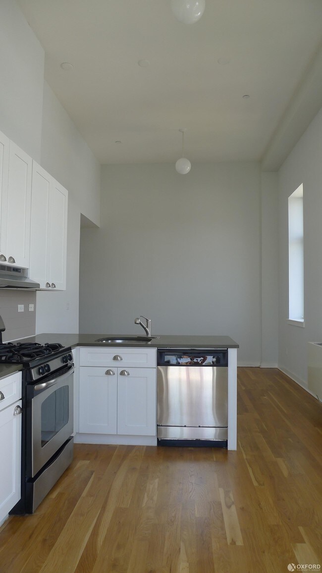 Building Photo - 71-13 60th Lane