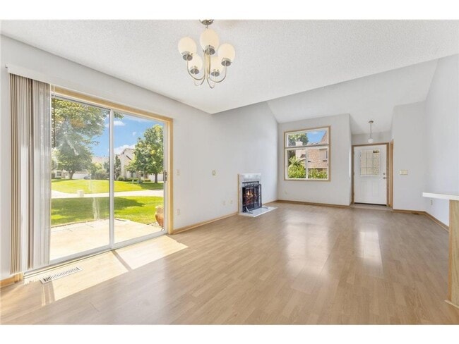 Building Photo - 2 Bed + Loft End Unit Townhome- Available 6/1