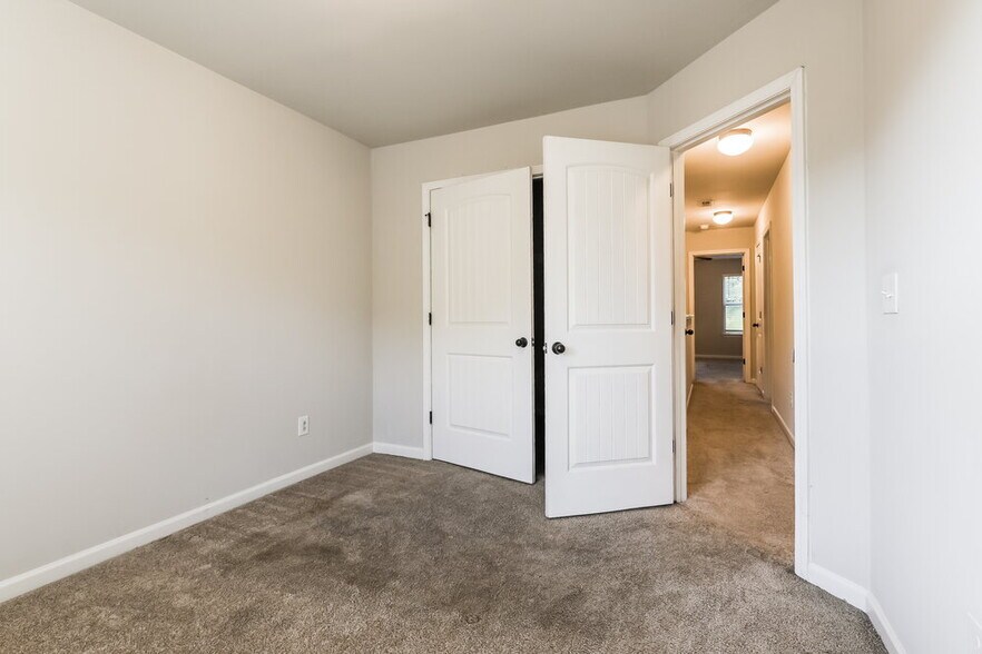 Building Photo - 285 Magnaview Dr