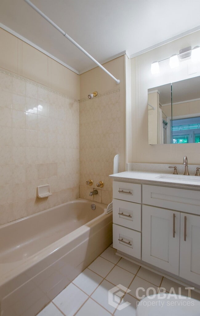 Building Photo - 867 Rosedale Rd NE