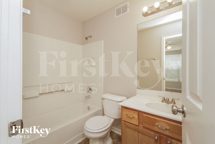 Building Photo - 949 Symphony Dr