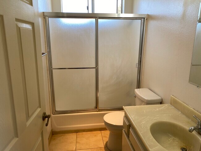 Building Photo - 668 W 19th St