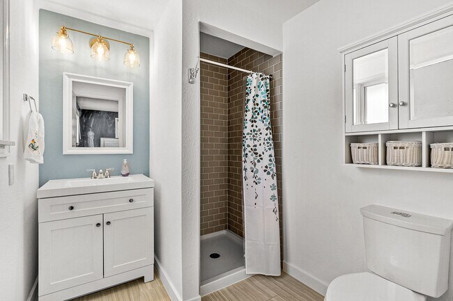 Building Photo - Great Location in Lakewood!