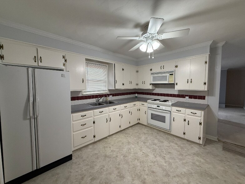 Building Photo - 825 Reynolds Rd