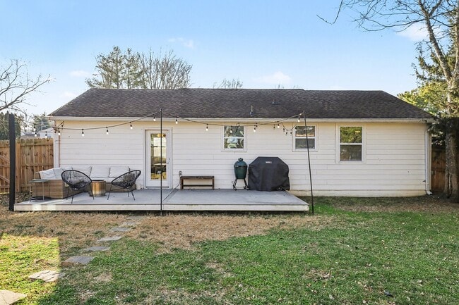 Building Photo - Now available—this beautifully renovated 3-bedroom, 1-bath home