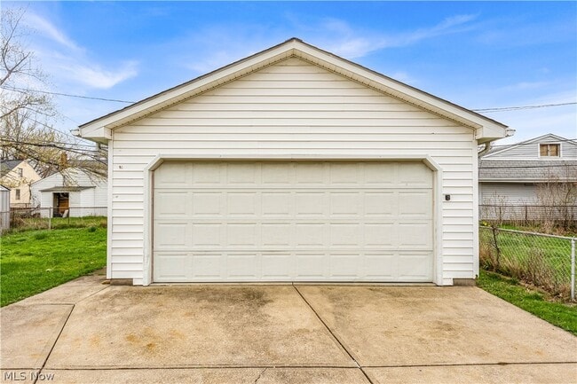 Building Photo - 655 E 240th St