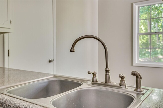 Building Photo - 3 bedroom, 2.5 bathroom home on a large co...