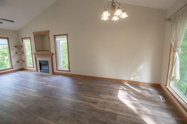 Building Photo - 1420 Bradford Dr