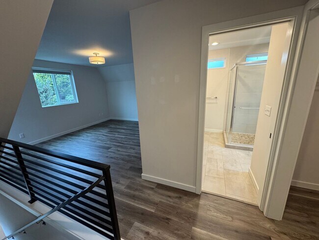 Building Photo - 2bd/1.75bs Seattle Townhome