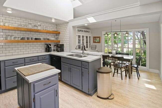 Building Photo - Garfield House: Fully Furnished House, Large private lot across from Golf Course $300 Utility Fee