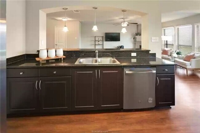 Building Photo - AVAILABLE AUGUST 2026 - Beautiful 3/2.5 Home in South College Station!