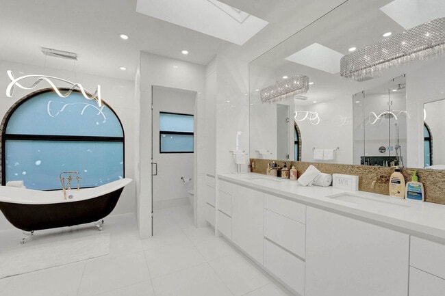 Building Photo - 614 Poinciana Dr