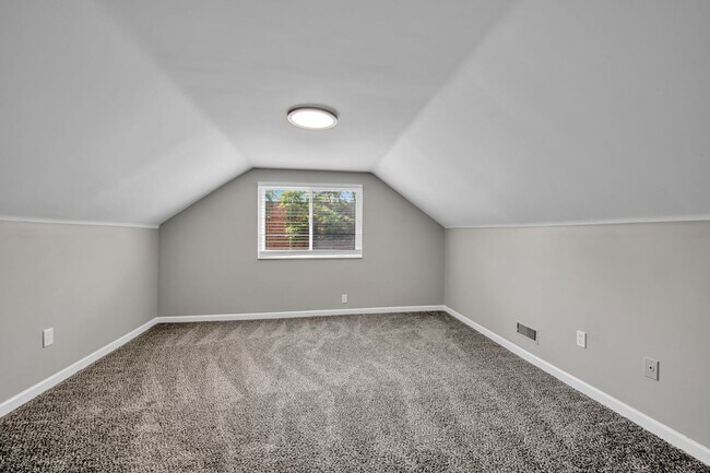 Building Photo - 4 bedrooms $2150