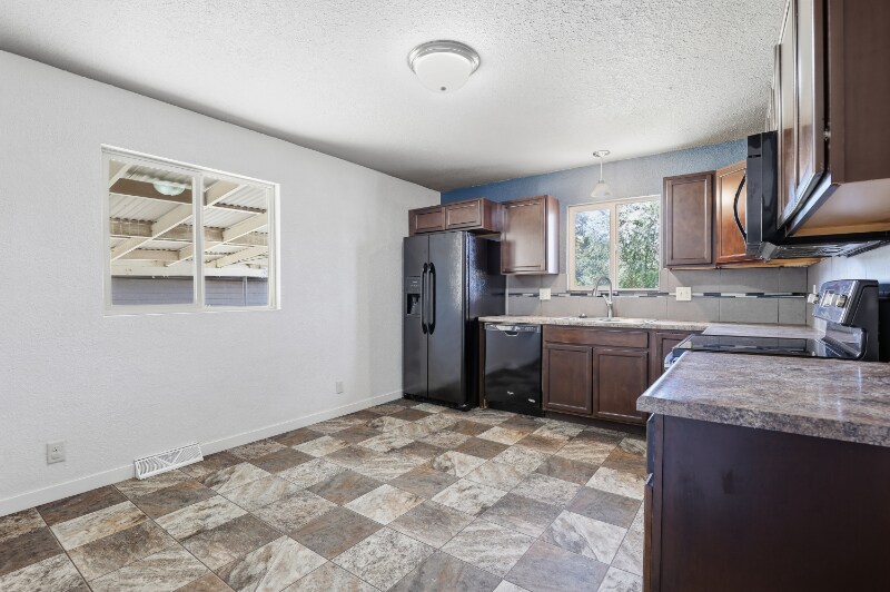 Building Photo - 2104 Prairie Ave