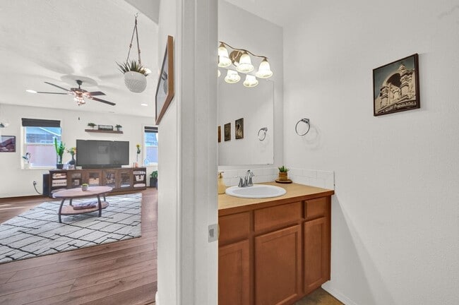 Building Photo - Gorgeous 4-Bdr with fully fenced yard in b...