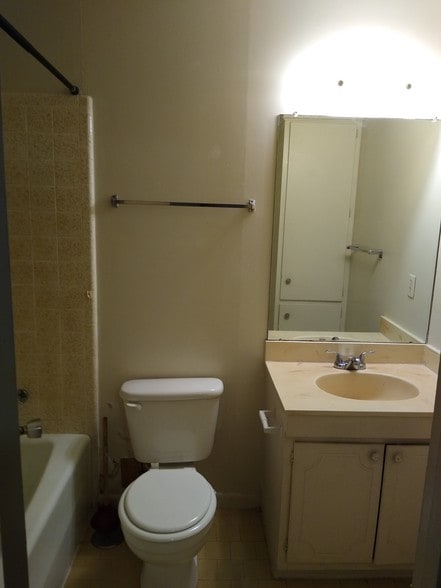 Master Bathroom - 1404 Benton St