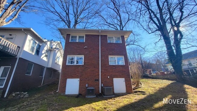 Building Photo - 208 N Sunset Dr