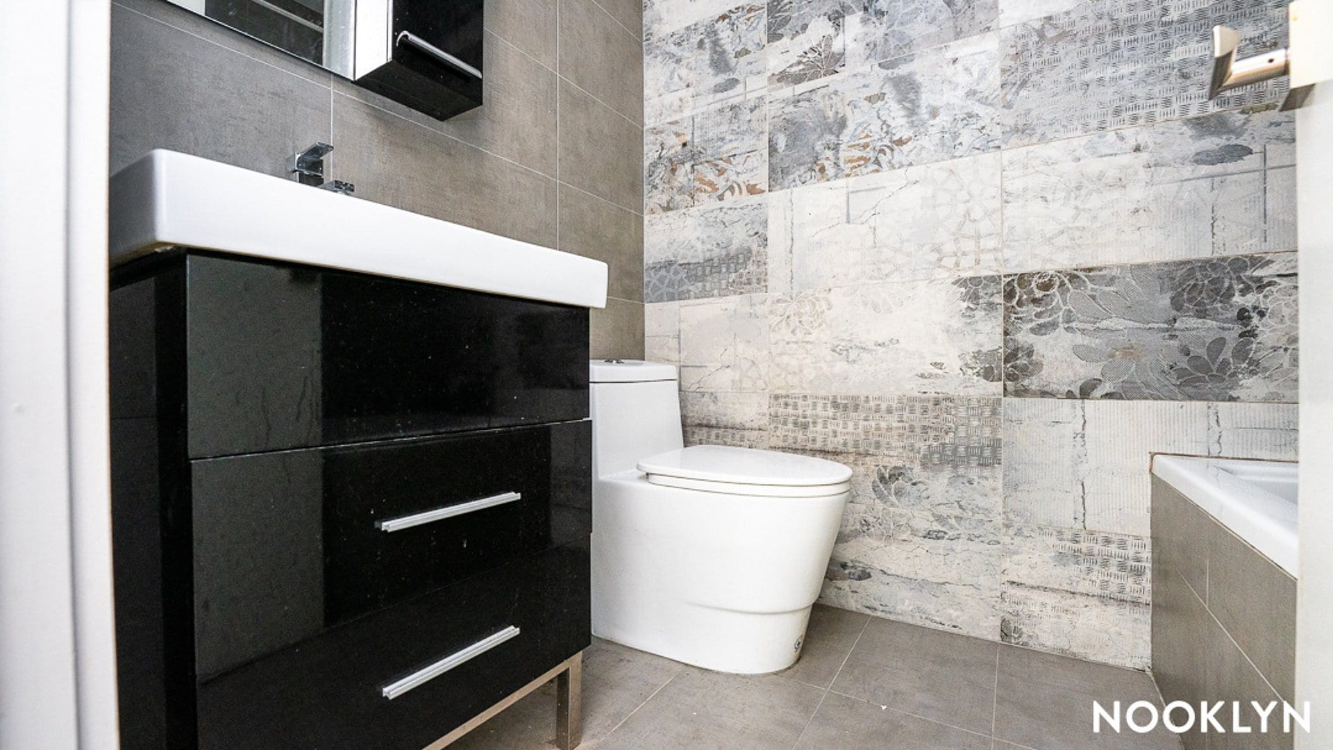 Building Photo - 18-15 Putnam Ave