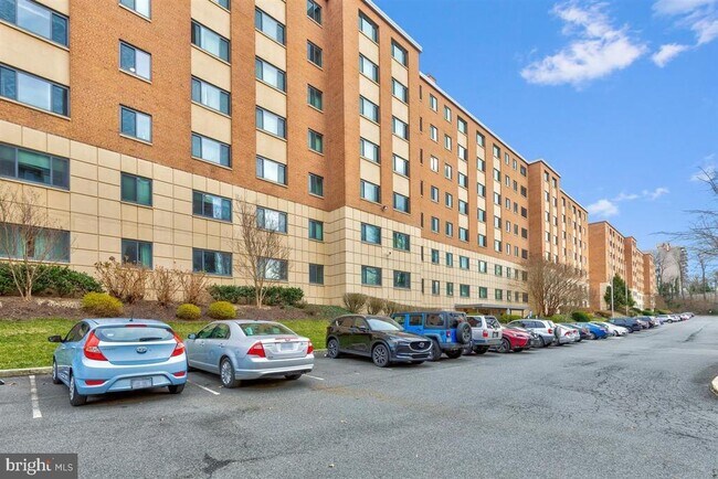 Building Photo - 1300 S Arlington Ridge Rd