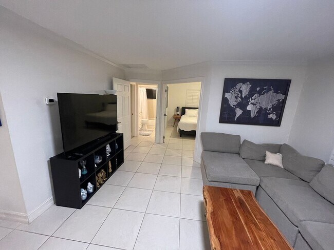 Building Photo - 1337 Center Ln