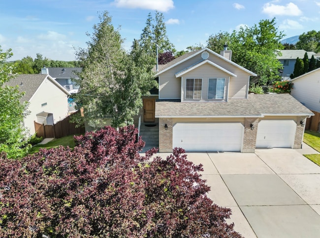 Building Photo - Modern 5 Bedroom Home with 3Car Garage in Sandy Neighborhood