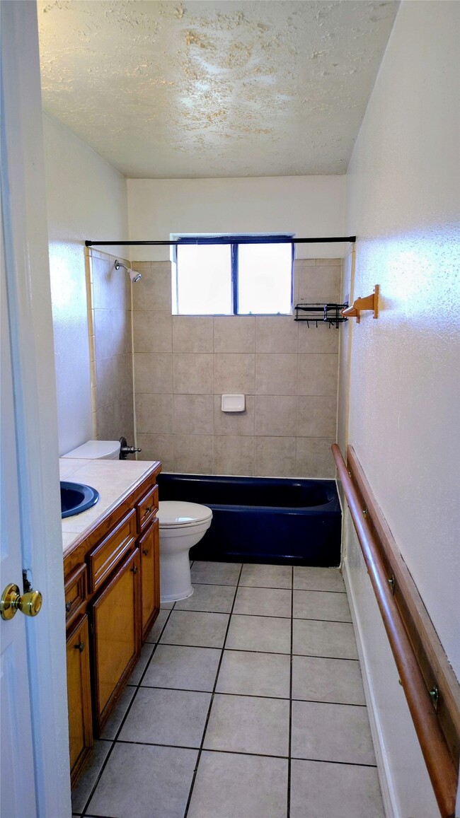 Building Photo - 10150 Valley Club Dr