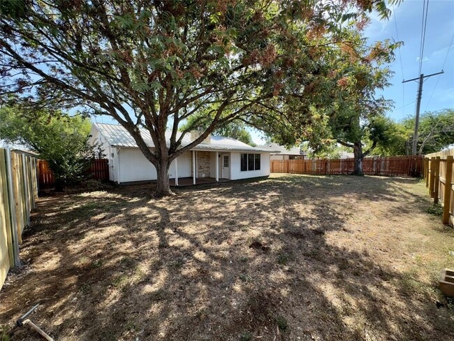 Building Photo - 2110 Meadow Brook Dr