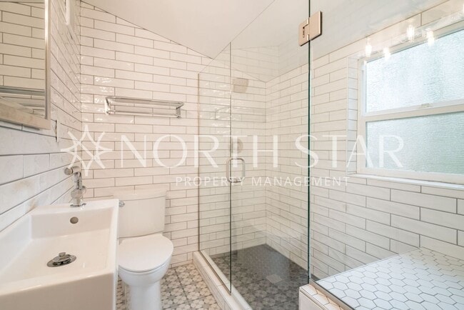 Building Photo - Newly Remodeled Lake Oswego Cottage With Lake Access.