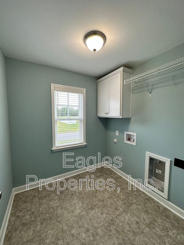 Building Photo - 451 Fallingbrook Dr